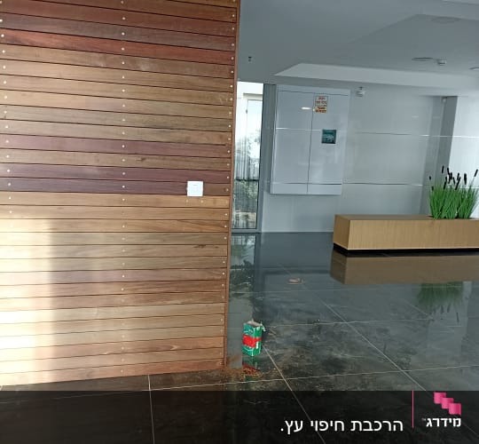 קיר עץ עם לוחות אופקיים וברגים חשופים